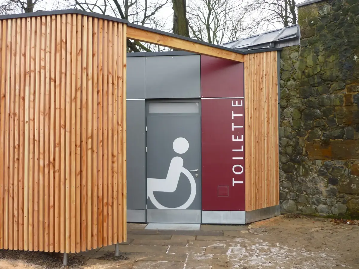 Holzlamellenfassade modern